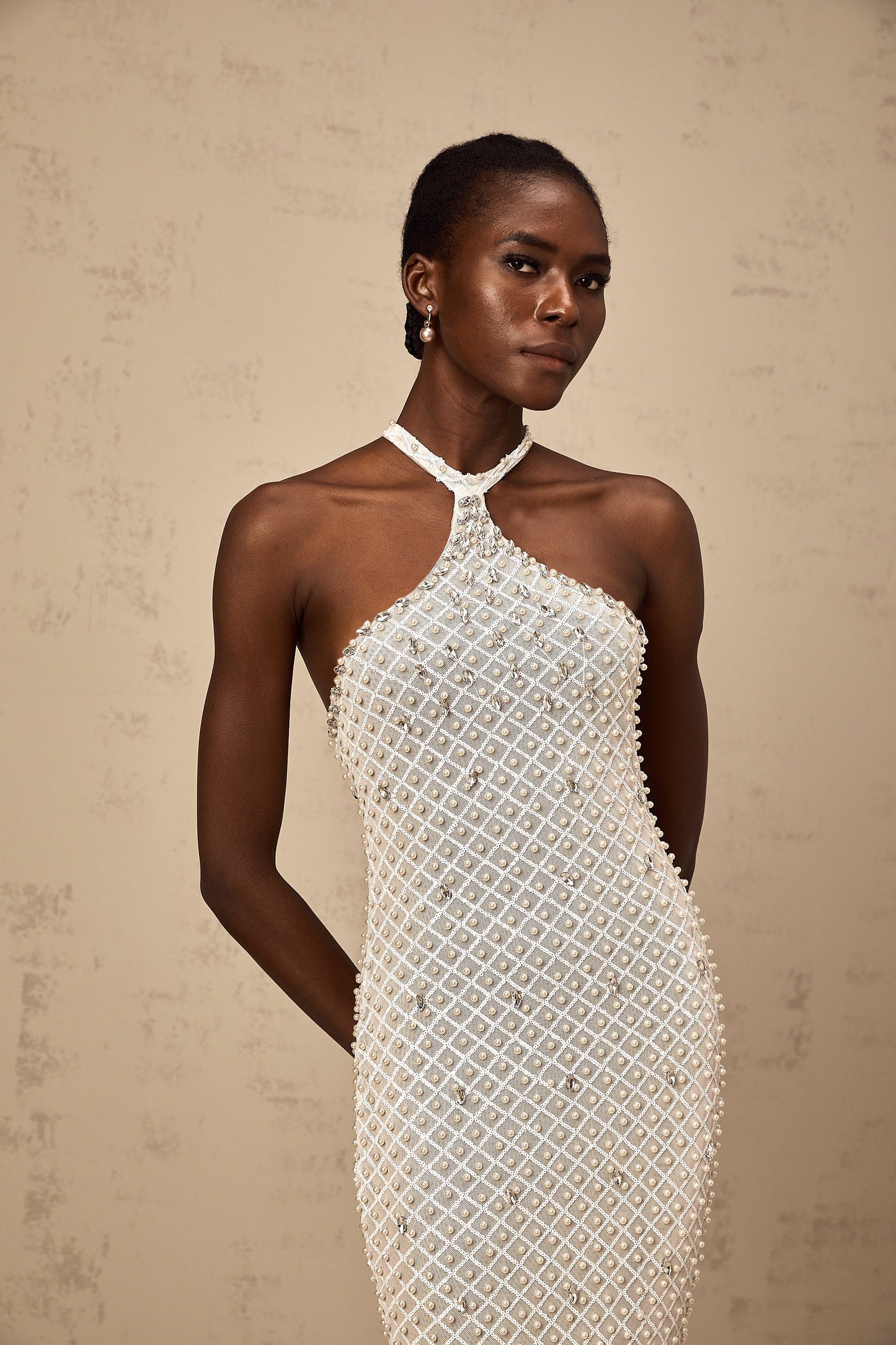 Vestido largo con cuello halter y adornos blancos de Claudine