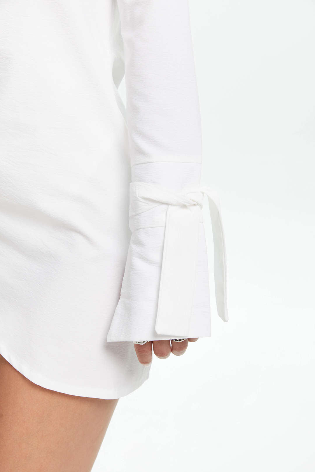 Vestido camisero mini cruzado con escote en V profundo 