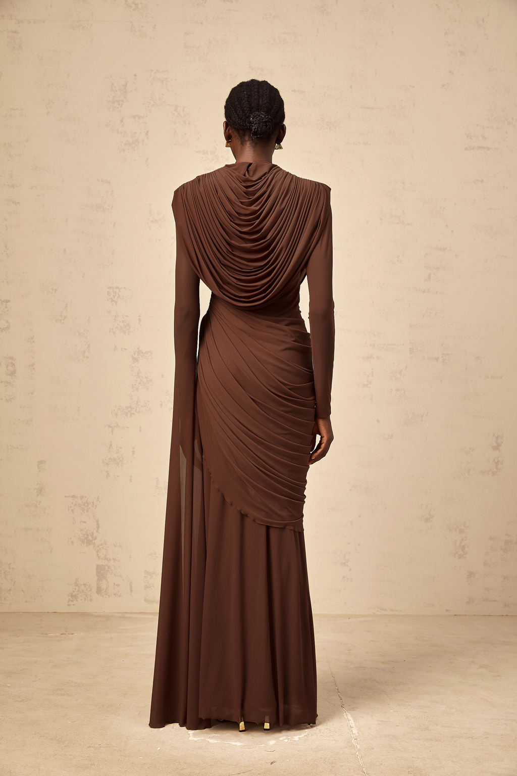 Vestido largo drapeado con efecto fruncido en marrón Danaé