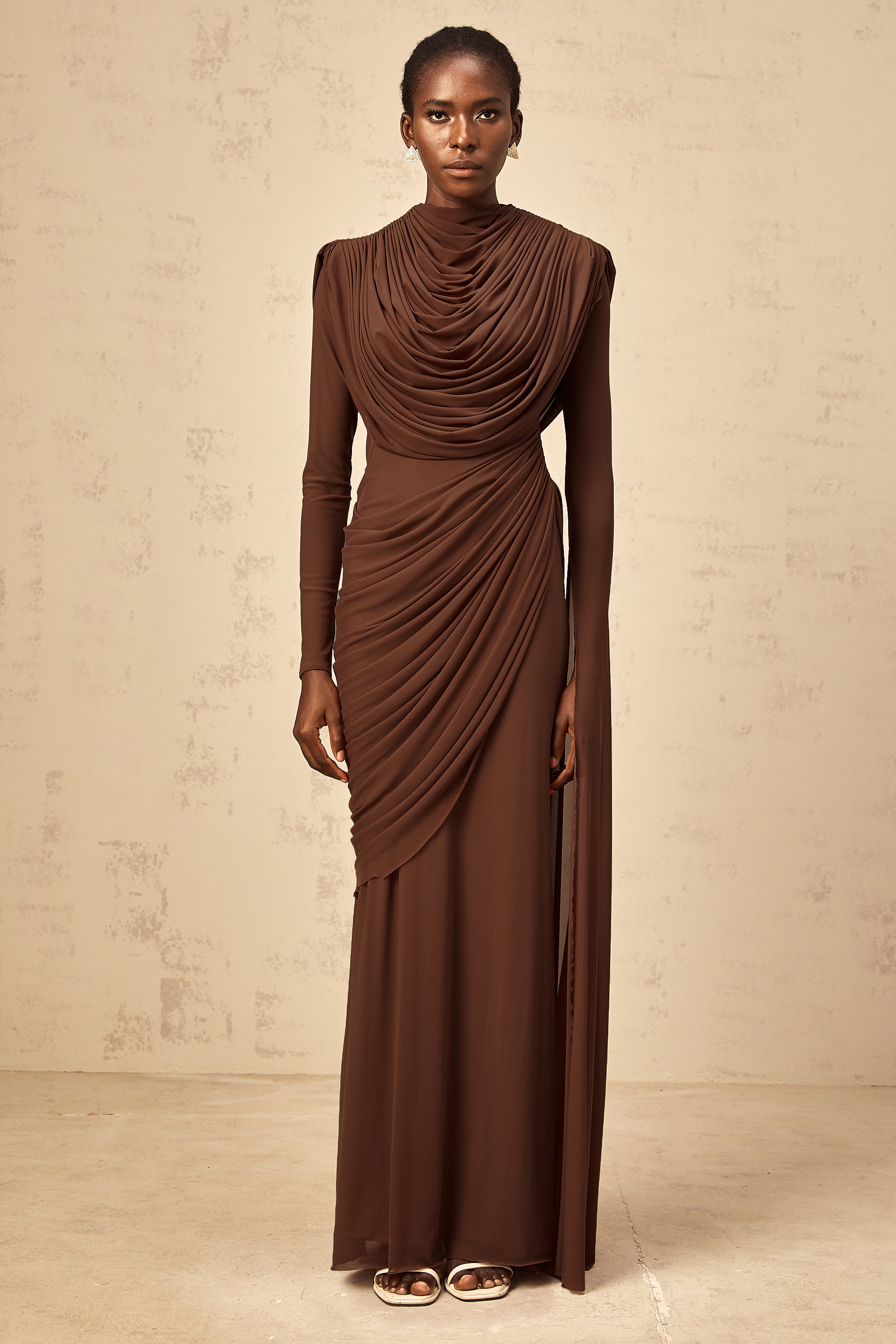 Vestido largo drapeado con efecto fruncido en marrón Danaé