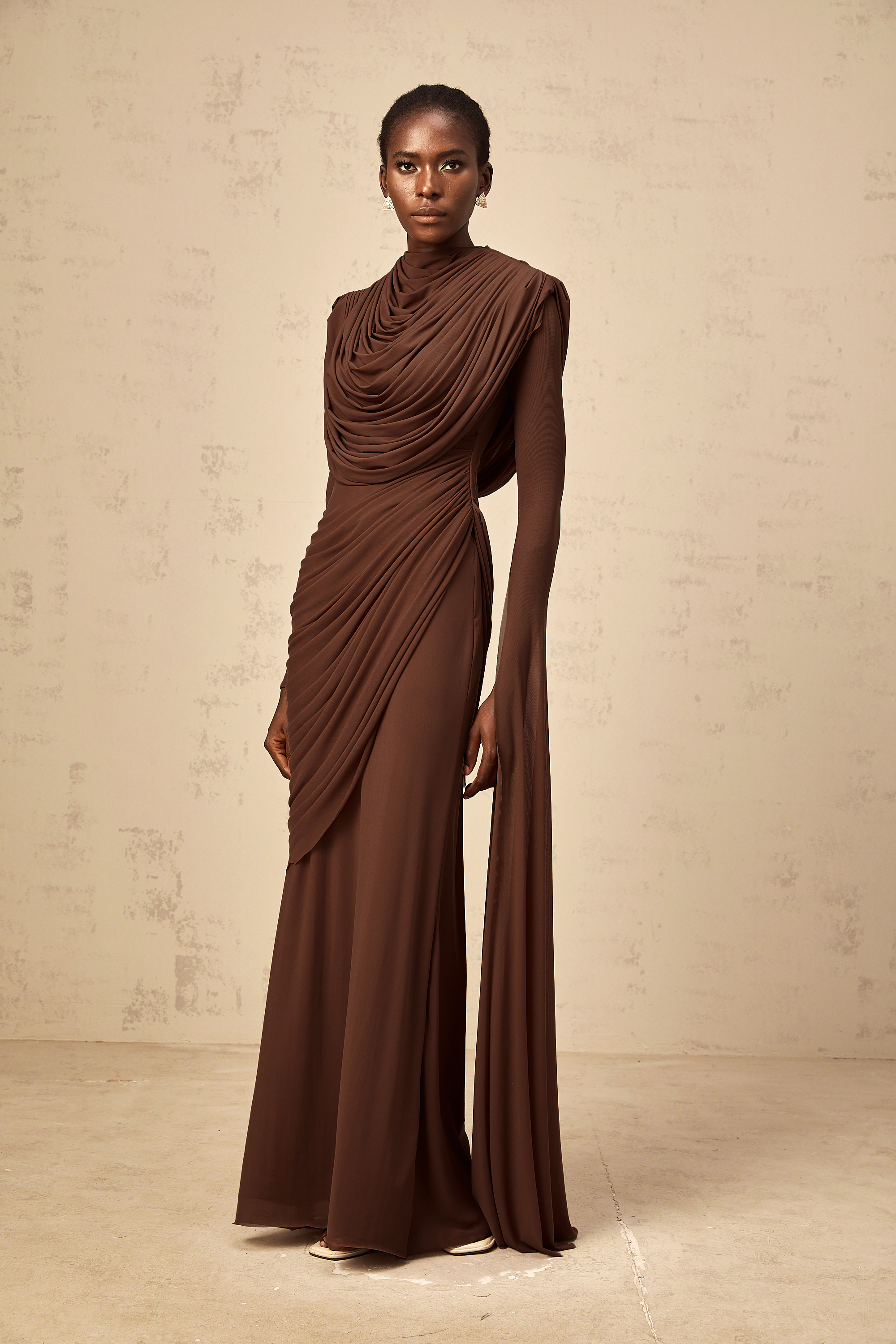 Vestido largo drapeado con efecto fruncido en marrón Danaé