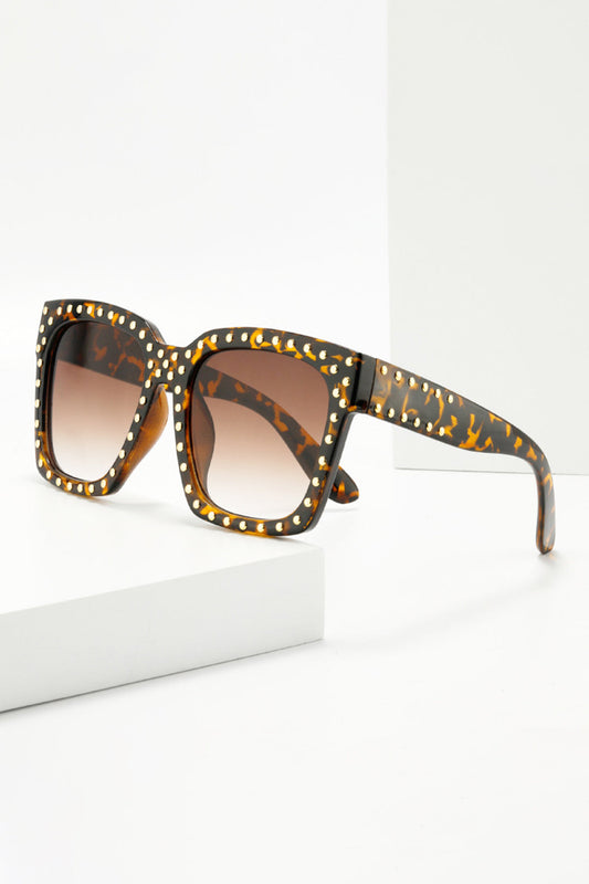 Rivet Decor Square Frame Sunglass